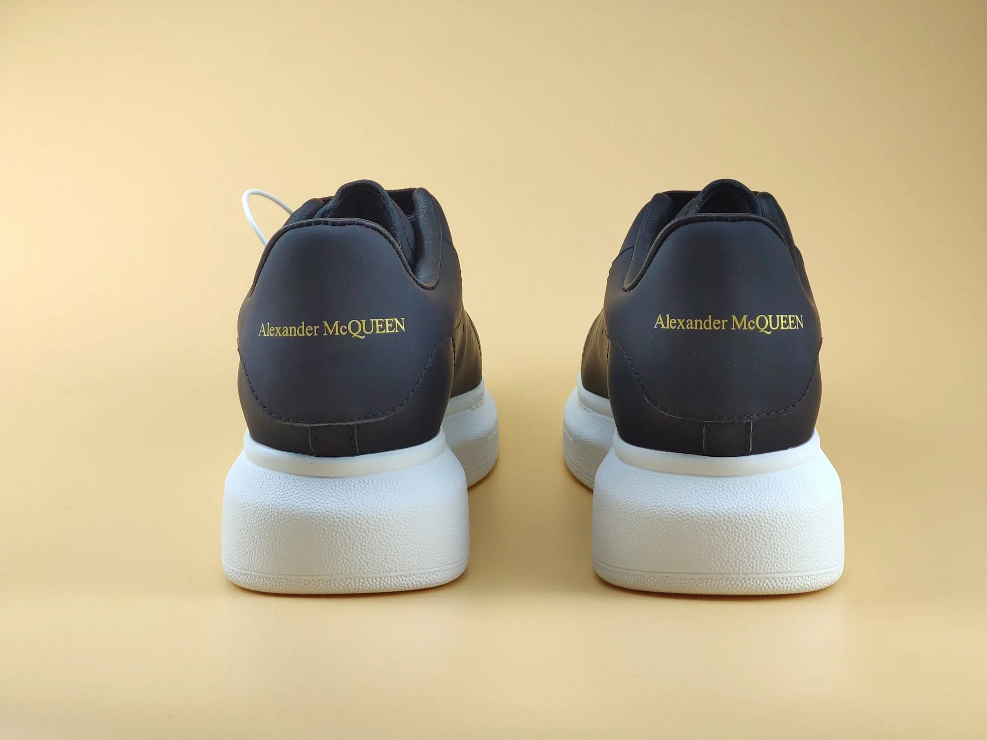 👟👟Ex-factory price 480 👟👟 ALEXANDER MQUEEN (McQueen) 🎉The highest quality silk cowhide version on the market🎊, imported water-dyed sheepskin inside, 1:1 replica at the counter, star style T stage catwalk, a must-have for fashionistas , the original high-temperature and ultra-clear air pressure logo on the foot, absolutely counter-matched version, the arc of the back bag is truly genuine 0⃣ difference, using an exclusive privately molded double-layer vacuum outsole, which is light on the foot and has excellent rebound! Running🏃✈The first choice item for outdoor sports💅💅Trend and fashion coexist📣Female style: 35-39, male style: 39-44 with original packaging